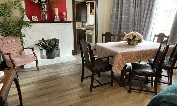 Leamington House | Wisteria House sleeps 8, book for 6-8 guests, receive 10% discount