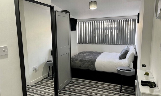 Lee Green Apartment | WISTERIA STUDIO WITH FREE PARKING