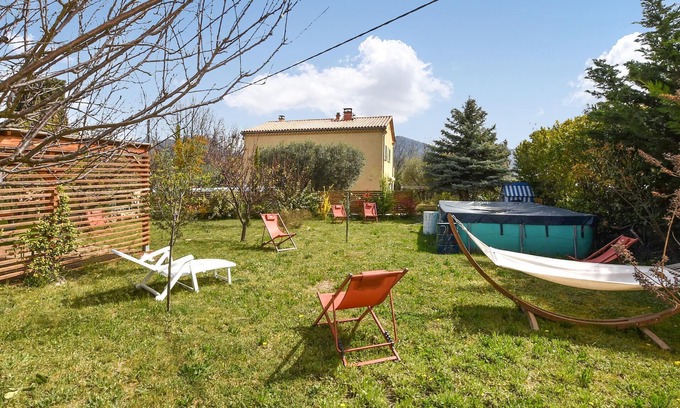 Mirabel-aux-Baronnies House | With a beautiful view of Mont Veoux welcomes this bright cottage with inviting garden.