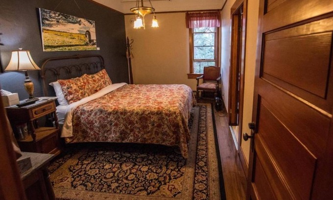 Dufur House | With Free Parking! Onsite Restaurant and Bar, Near White River Falls State Park!
