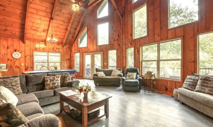 Flat Hollow Marina Cabin | Witt's Cove Landing Lakefront, cov'd dock+hot tub