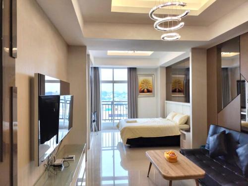Lubuk Baja Apartment | Wiwi Formosa Residence - Kitchen-Balcony-Netflix