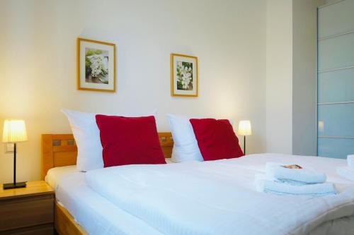Stadtmitte Apartment | Wohnensemble mit 3 separaten Bereichen- 2 Küchen- 3 Badezimmer- 10 Personen- Garten- Parkplatz