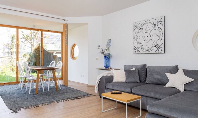 Wittduen Apartment | Wohnung "casa del Mar" Der Großzügige Garten und die Terrasse der Ferienwohnung "casa del Mar" Laden Sie und Ihre Familie zum Relaxen, Spielen und Verweilen ein