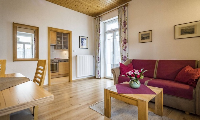 Bad Reichenhall Apartment | Wohnung LISTSEE: Zwei-Zimmer-Nichtraucher-Wohnung für 1- 3 Personen mit großem glasüberdachtem Balkon