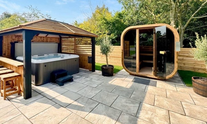 Raywell Ski Chalet | Wolds View Spa (Pet Garden)