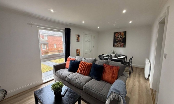 Newcastle-upon-Tyne House | Wolesley-5 Bed 2 Bath Slp 8 Ideal for Contractors