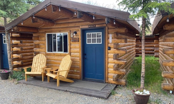 Tok Cabin | Wolf Cabin-Modern Comfort in the Last Frontier (For families or casual travelers)