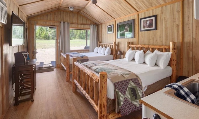 Coram Cabin | Wolf Den Cabin! 6 miles to Glacier!