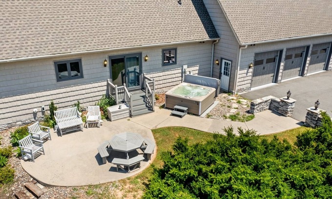 Fleetwood Ski Chalet | Wolf Ridge Chalet-Open for Bookings! Game Room, Sleeps 18, Hot Tub