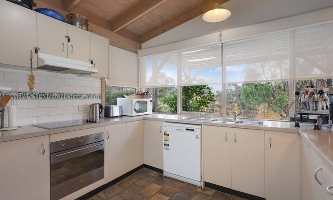 Goughs Bay House | Wollondilly - Mansfield - Sleeps 10