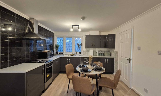 Wolverhampton House | Wolves: 4 Bed, 2 Bath, Parking & Wifi - Perfect for Short to Long Term Stays