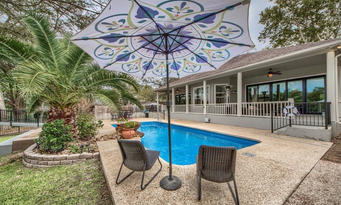 New Braunfels House | Wonderful 3/2 home on Lake dunlap! Private Pool!