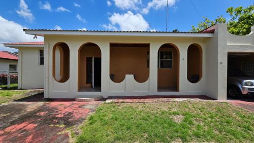 Lascelles House | Wonderful 3 Bedroom Home Close To Everything