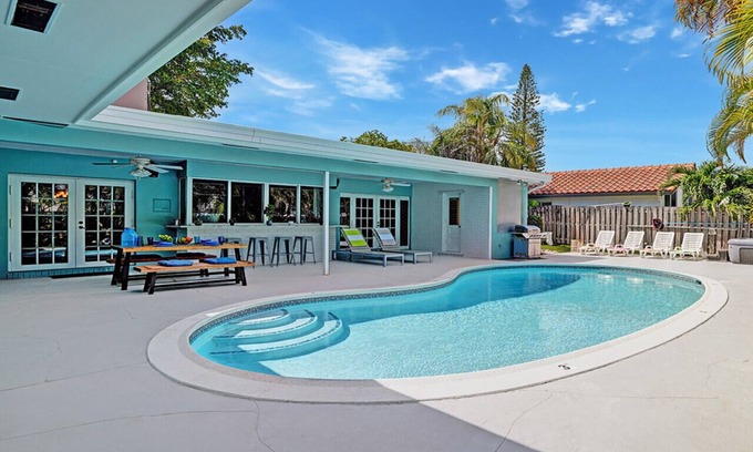 South Lake Villa | Wonderful 4BR/3BA Villa Pool & Jacuzzi near Beach