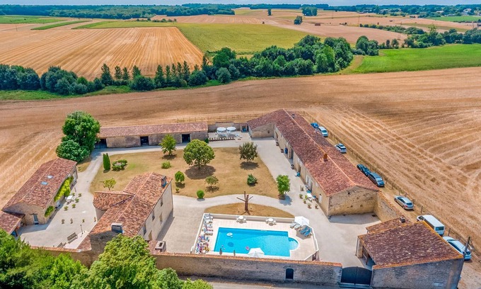 Saint-Hilaire-de-Villefranche House | Wonderful accommodation in century-old building in the countryside.