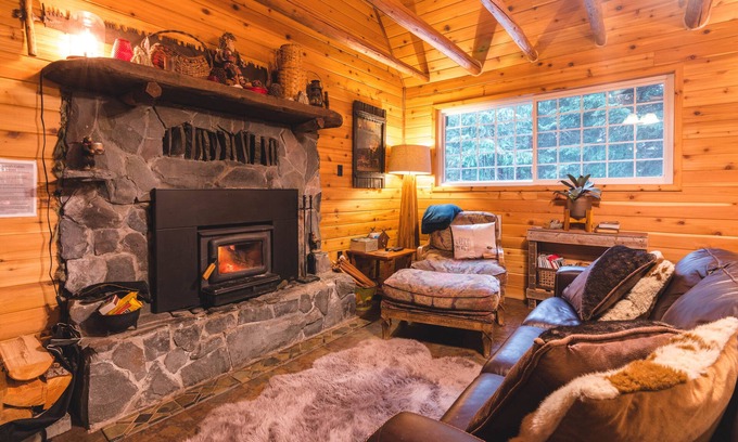 Government Camp Cabin | Wonderful Cabin with Hot Tub & Fireplace in Government Camp - Walk Everywhere