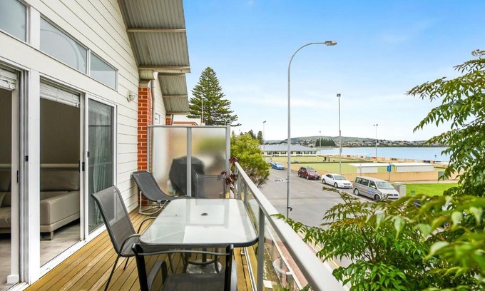 Victor Harbor House | Wonderful Central Location Sea Views