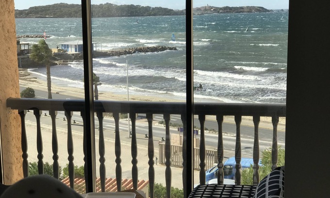 Le Brusc Apartment | Wonderful studio facing the sea, on the island of Embiezs direct access to the beach.