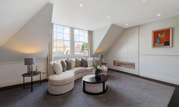 Brompton & Hans Town Apartment | Wonderful Knightsbridge Apartment by Harrods