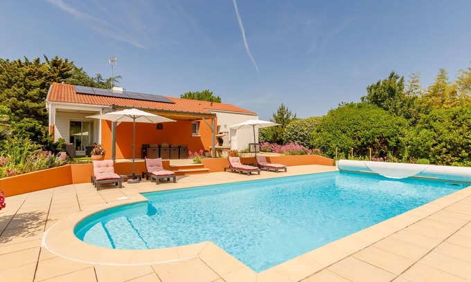 Olonne-sur-Mer Villa | Wonderful private villa for 8 guests with WIFI, private pool, TV, terrace, pets allowed and park.