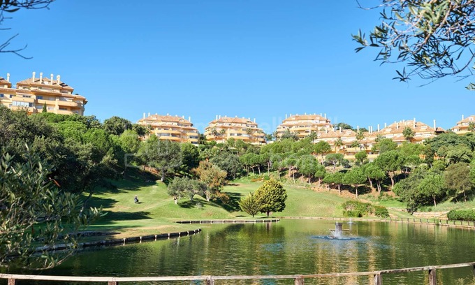 Elviria Apartment | Wonderful penthouse with amazing sea-and golf views in Marbella´s Elviria Hills
