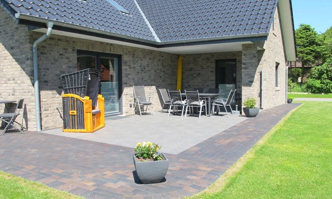 Wanna House | Wonderful private villa for 10 guests with WIFI, hot tub, TV, patio and parking