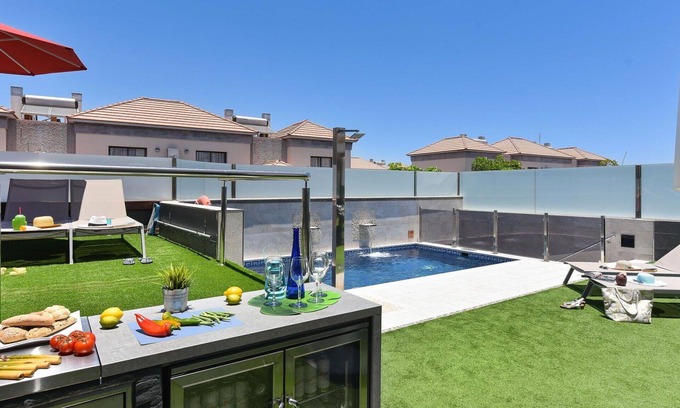 Costa Meloneras House | Wonderful private villa for 8 guests with WIFI, A/C, private pool, TV, pets allowed and parking