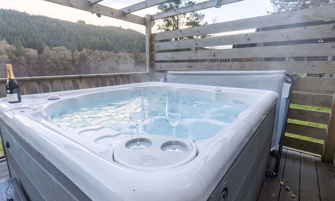 South Laggan House | Wonderful private villa with WIFI, hot tub, TV, terrace, pets allowed, panoramic view and parking