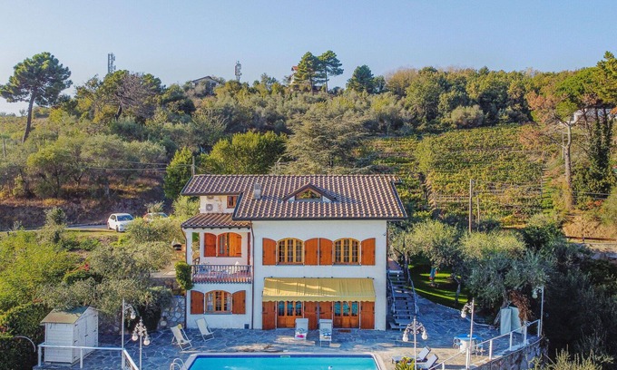 Corsanico House | Wonderful private villa with WIFI, private pool, A/C, TV, patio, pets allowed and parking