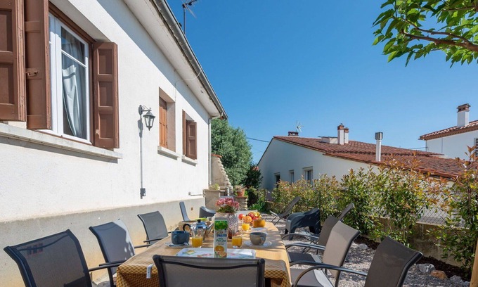 Montauriol House | Wonderful private villa for 7 people with TV and terrace