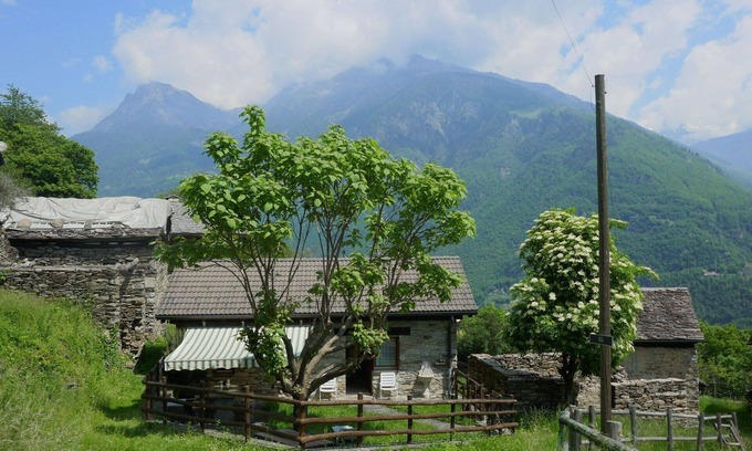 Semione House | Wonderful private villa for 4 guests with TV, patio, pets allowed, panoramic view and parking