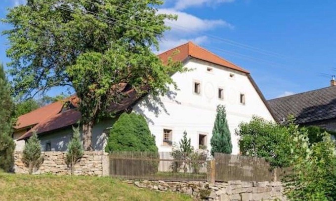 Clunek House | Wonderful private villa for 8 people with WIFI, patio, pets allowed and parking