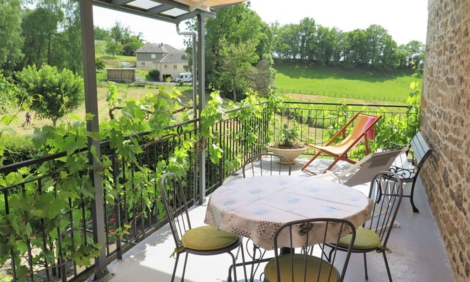 Lascaux Villa | Wonderful private villa for 4 people with TV, terrace, pets allowed, panoramic view and parking