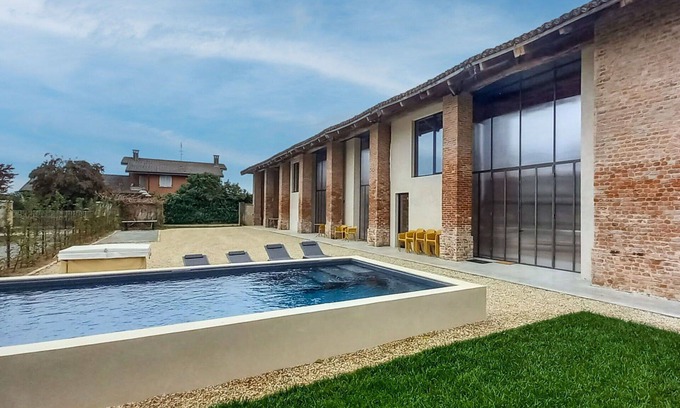 Poirino Villa | Wonderful private villa for 14 guests with hot tub, WIFI, private pool, A/C, TV and patio