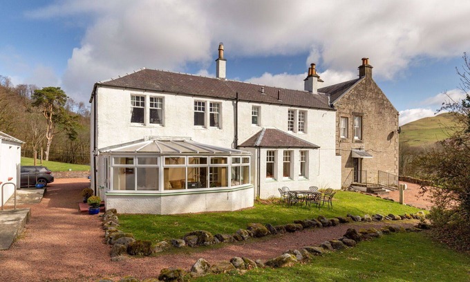 Maybole Villa | Wonderful private villa for 8 guests with TV, patio, pets allowed, panoramic view and parking