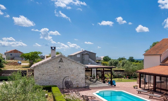Gornji Zemunik Villa | Wonderful private villa for 8 guests with WIFI, hot tub, A/C, private pool, TV and patio
