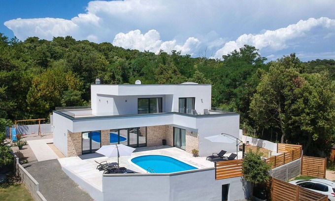 Lopar Villa | Wonderful private villa with private pool, A/C, hot tub, WIFI, TV, patio, pets allowed and parking