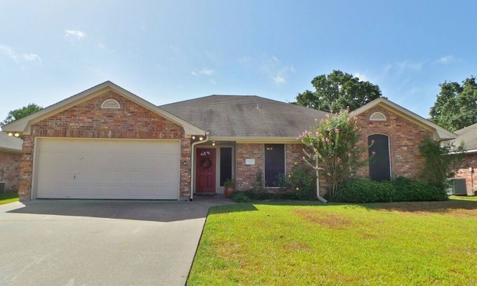 Southern Plantation House | Wonderful, Spacious, Upscale Game Day home just 5 miles from Kyle Field!