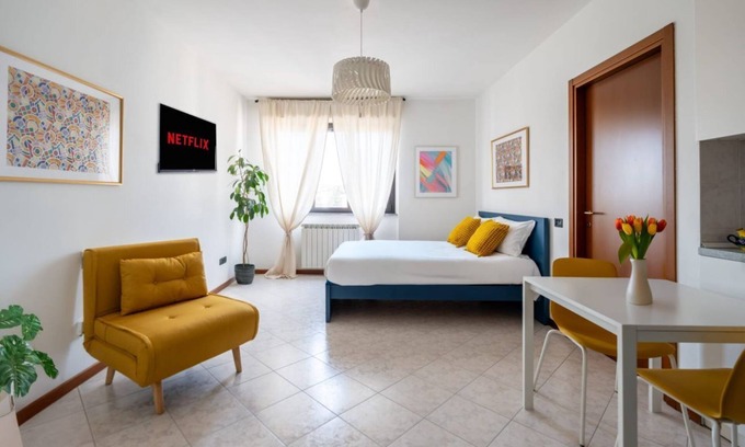 Albate Apartment | Wonderful studio apartment with Wifi in Como - ideal for couples or small families
