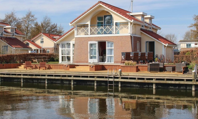 Workum House | Wonderful vacation home not far from the Ijsselmeer.