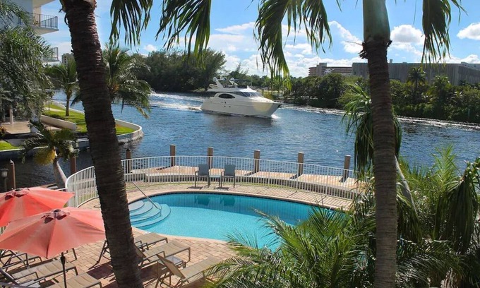 Pompano Beach Apartment | WONDERFUL view on the intercoastal, 30 feet dock available