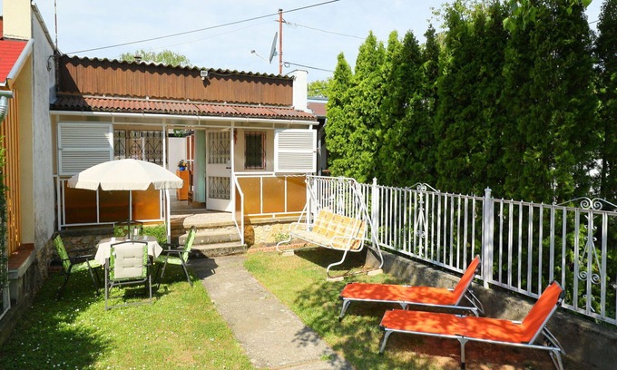Balatonakali House | Wonderful villa for 4 guests with WIFI, A/C, TV, terrace, pets allowed and parking