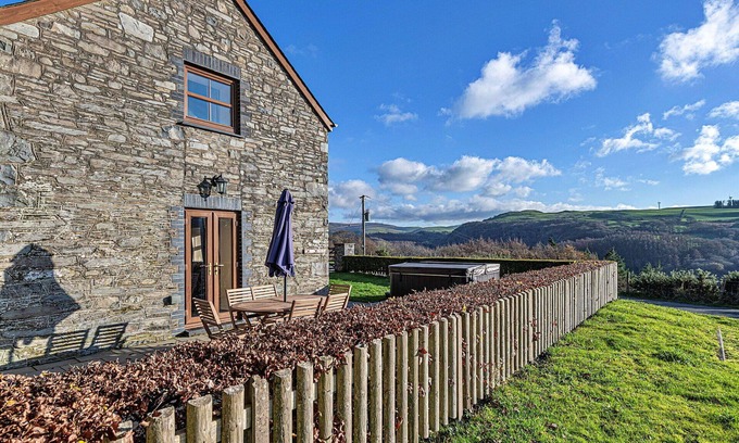 Glandyfi House | Wonderful villa for 6 guests with WIFI, hot tub, TV and pets allowed