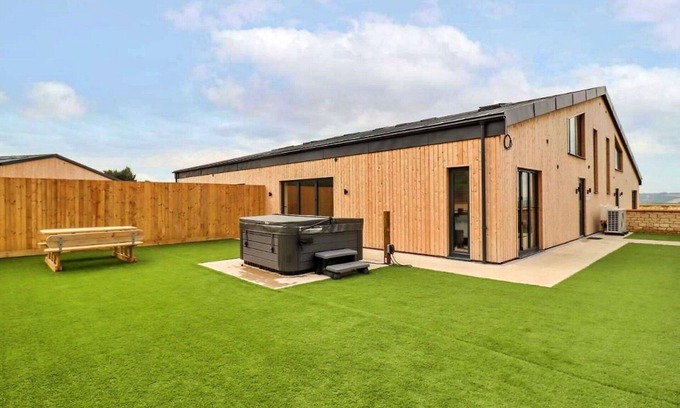 Little Rissington House | Wonderful villa for 6 people with hot tub, WIFI and pets allowed