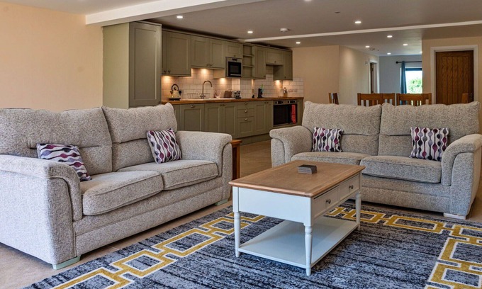 Little Rissington House | Wonderful villa for 6 guests with hot tub, WIFI, pets allowed and parking
