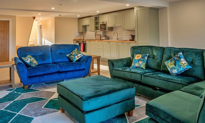 Little Rissington House | Wonderful villa for 8 people with hot tub, WIFI, pets allowed and parking