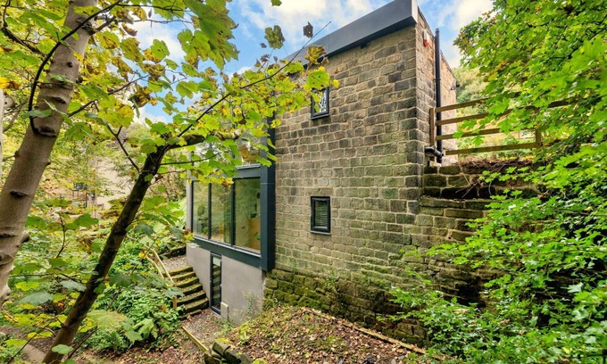 Cragg Vale House | Wonderful villa for 6 guests with WIFI, TV, balcony and pets allowed