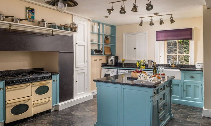 Llanrwst House | Wonderful villa for 16 people with WIFI, pets allowed and parking