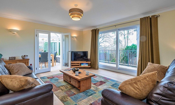 Dyserth House | Wonderful villa for 4 people with hot tub, WIFI, terrace and parking